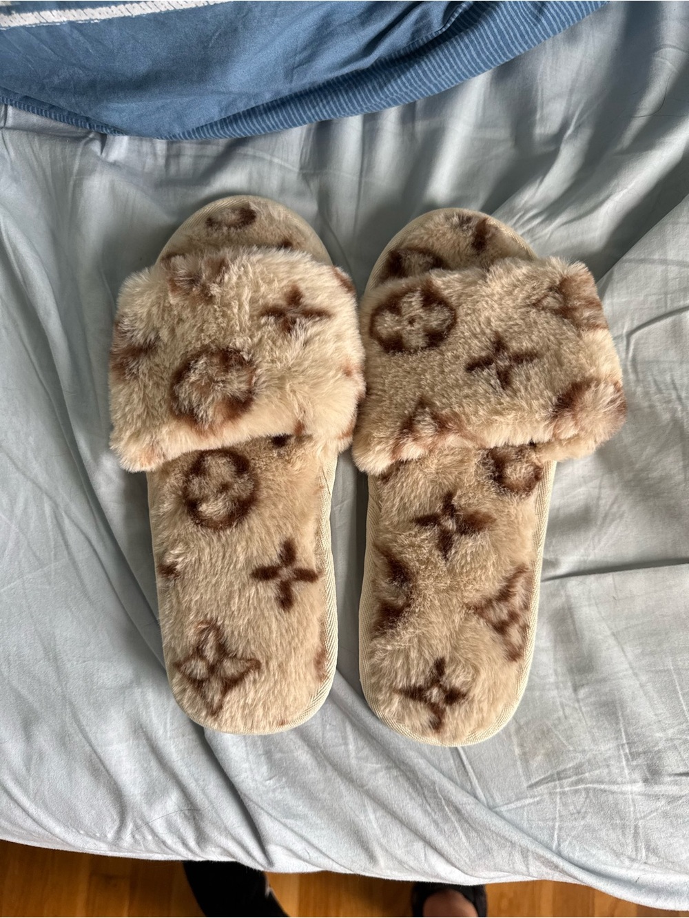 Faux Fur Slide Slippers in Beige Brown Print